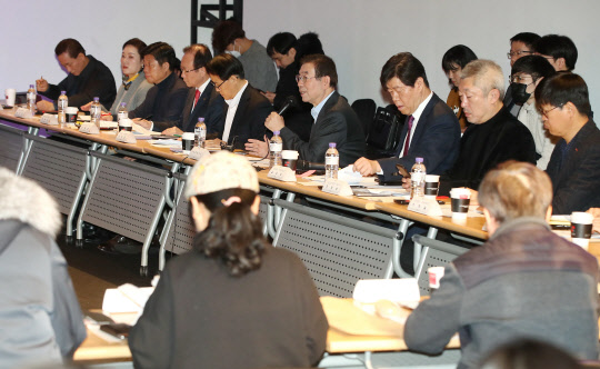 '코로나19' 타격 소상공인 만난 박원순 시장   박원순 서울시장(가운데)이 지난 18일 서울 중구 DDP패션몰에서 열린 신종 코로나바이러스 감염증(코로나19) 극복을 위한 중소기업-소상공인 긴급간담회에 참석, 인사말을 하고 있다.  연합